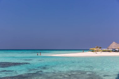 Turistler zevk bir balayı senaryo, beyaz kum, Karayip sular, bir yaz günü daki lüks otel