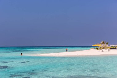 Turistler zevk bir balayı senaryo, beyaz kum, Karayip sular, bir yaz günü daki lüks otel