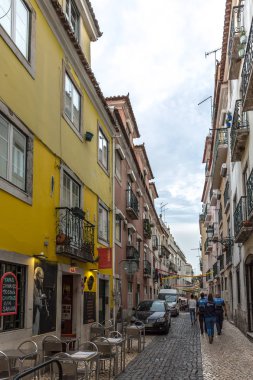 Lisbon, Portekiz - 9 Mayıs 2018 - turistler ve yerliler, Chiado alan şehir Lizbon Portekiz sokaklarında yürüyüş