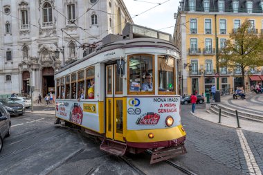Lisbon, Portekiz - 9 Mayıs 2018 - turistler ve yerliler meşhur geleneksel tramvay Lizbon, Chiado alan, Portekiz kullanarak