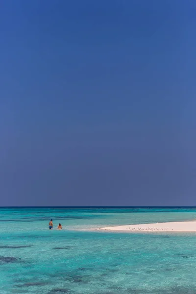 Touristes Profitant Scénario Lune Miel Sable Blanc Eaux Des Caraïbes — Photo