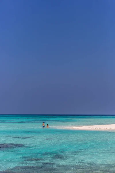 Turistas Disfrutando Escenario Luna Miel Arena Blanca Aguas Caribeñas Hotel — Foto de Stock