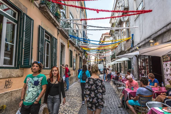 Lissabon Portugal Maj 9Th 2018 Turister Och Lokalbefolkningen Gatorna Stadsdelen — Stockfoto