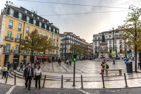 Lissabon Portugal Maj 9Th 2018 Turister Och Lokalbefolkningen Gatorna Stadsdelen — Stockfoto