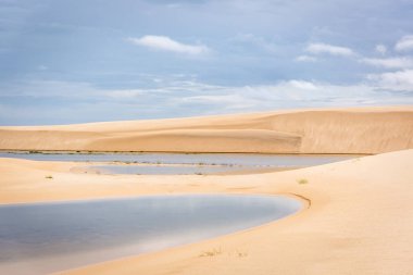 Bir mavi doğal havuzda benzersiz lencois Maranhenses Milli Parkı, Brasil