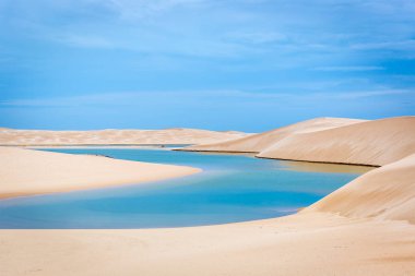 Bir mavi doğal havuzda benzersiz lencois Maranhenses Milli Parkı, Brasil