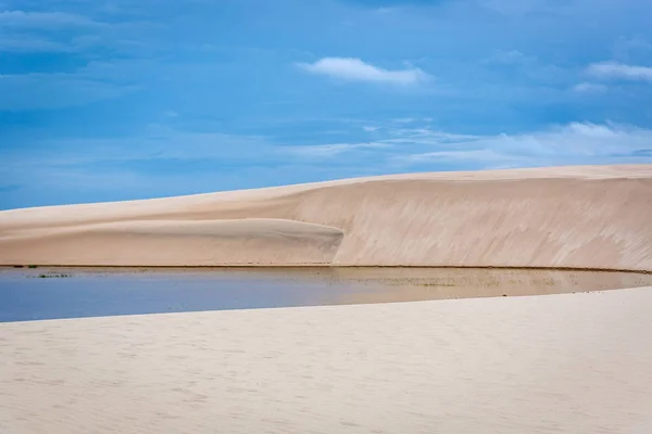 白い砂丘を通して驚くべき自然のプール ブラジルの北のエキゾチックな休日の行先 — ストック写真