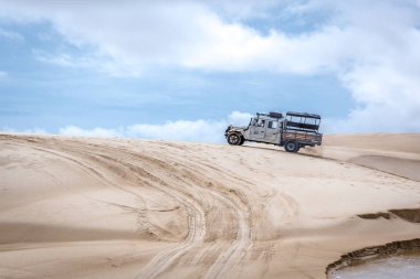 Lencois Maranhenses Kuzey Brezilya'da benzersiz beyaz kum tepeleri ile sürüş kamyon