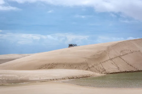 Camión Conduciendo Parte Trasera Unas Dunas Arena Blanca Únicas Lencois — Foto de Stock