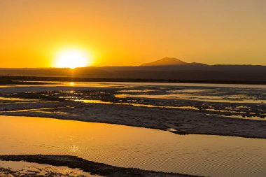 Arka plan ve su Dağları ile renkli günbatımı