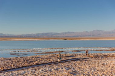 Atacama, Chile - 9th Ekim 2017 - turistler sıcak bir ışık salar Atacama günbatımı zevk, öğleden sonra arka planda, Şili Andes aralığı.