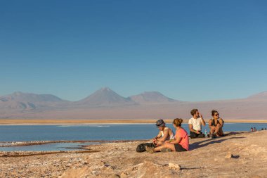 Rahatlatıcı önünde Atacama Salar, sakin an, Andes Dağları aralığı içinde geçmiş, Şili Atacama, Chile - 9th Ekim 2017 - Genç çiftler.