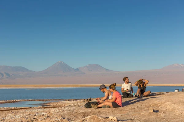 Atacama Chile Outubro 2017 Jovens Casais Sentados Frente Salar Atacama — Fotografia de Stock