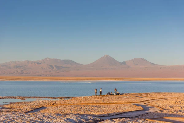 智利阿塔塔塔 2017年10月9日 游客群等待日落在阿塔塔塔盐平坦 蓝色的水 在背景的火山 温暖的颜色 阿塔塔塔 — 图库照片
