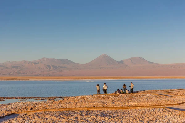 智利阿塔塔塔 2017年10月9日 游客群欣赏日落在阿塔塔塔沙漠盐平坦 蓝色的水 在背景的火山 温暖的颜色 阿塔塔塔沙漠 — 图库照片