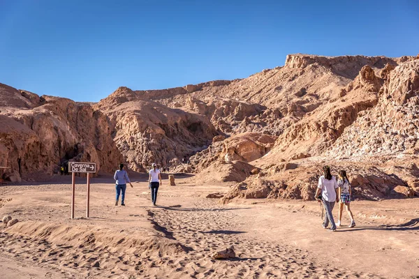 Turisti All Ingresso Principale Della Grotta Sale Nel Deserto Atacama — Foto Stock