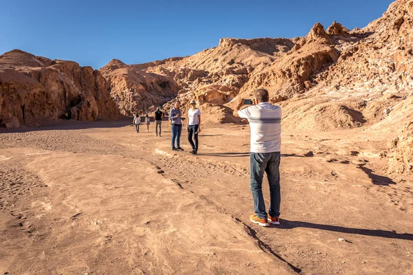 Atacama Χιλη Οκτ 2017 Τουρίστες Διασκεδάζουν Στο Σπήλαιο Άλατος Στην — Φωτογραφία Αρχείου