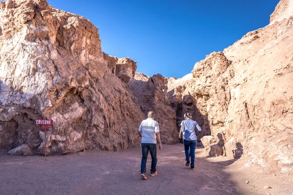 Atacama Chile Outubro 2017 Turistas Caminhando Caverna Sal Atacama Uma — Fotografia de Stock