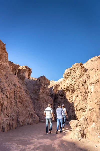Atacama Cile Ottobre 2017 Turisti Che Camminano Nella Grotta Sale — Foto Stock