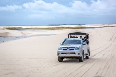 Lencois Maranhenses, Brezilya - 4 Mayıs 2018 - bir grup insan bir 4 x 4 kamyon beyaz kum tepeleri Brezilya Lencois Maranhenses Milli Parkı, geçiş