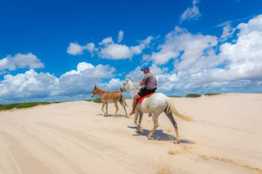 Lencois Maranhenses, Brezilya - 4 Mayıs 2018 - bir grup insan bir 4 x 4 kamyon beyaz kum tepeleri Brezilya Lencois Maranhenses Milli Parkı, geçiş