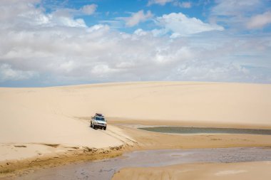 Bir 4 x 4 kamyon safari beyaz kum tepeleri Kuzey Brezilya üzerinden yapıyor