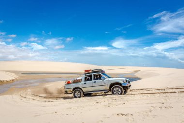 Lencois Maranhenses, Brezilya - 4 Mayıs 2018 - bir grup insan bir 4 x 4 kamyon beyaz kum tepeleri Brezilya Lencois Maranhenses Milli Parkı, geçiş