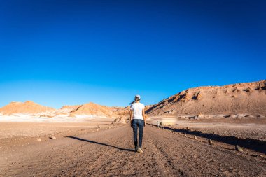 Çölün ortasında yalnız kadın