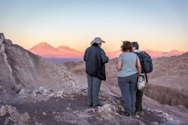 Atacama Çölü - 9 2017 - turist geç öğleden sonra ay Valle (Vale de la Luna) dunes aracılığıyla dışarı günbatımı renkleri ve Şili gölgeler