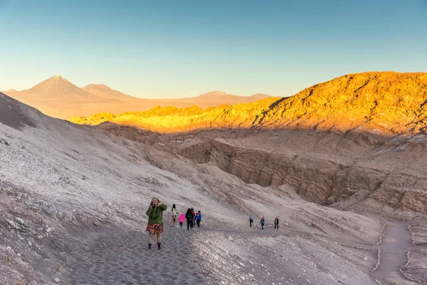 Έρημο Ατακάμα Έξω 2017 Τουρίστες Περπατούν Στους Αμμόλοφους Της Valle — Φωτογραφία Αρχείου