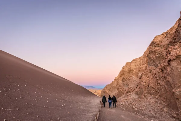 夕暮れ時のアタカマ砂漠を楽しむ観光客 — ストック写真