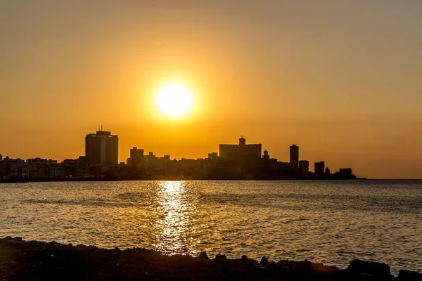 Havana Küba Arka Planda Binaları Ile Denizde Turuncu Günbatımı — Stok fotoğraf