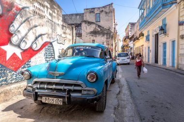 Küba, Havana - Mar 9 2018 - Küba'da geleneksel eski araba Havana, Küba'da sağ tarafında evlerde ile eski bir sokakta park