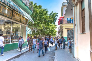 Küba, Küba'da Havana eski şehirde bir renkli, mavi gökyüzü gün zevk Havana - Mar 9 2018 - turist