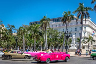 Havana, Küba - Mar 10 2018 - Havana, Küba'da turistik bir alan üzerinden araba pembe araba inanılmaz