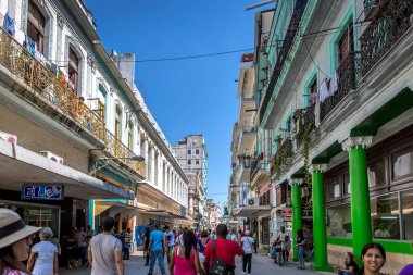 Havana, Küba - Mar 10 2018 - çoğunlukla yerel halkın Havana, Küba'da şehir yürüyüş
