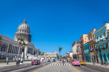 Havana, Küba - ile Mar 10 2018 - Havana, klasik görüntü renk her yerde, eski arabalar sokakta, kişi civarında, arka plan, mavi gökyüzünde sömürge evleri