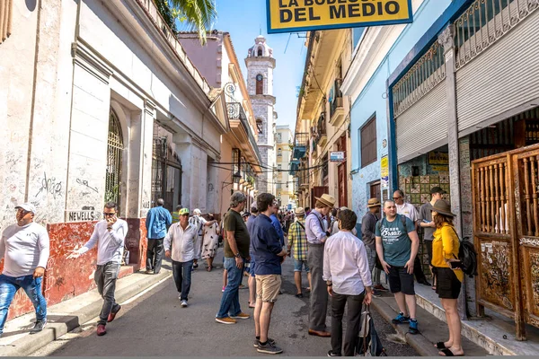 キューバ ハバナ 2018 観光客や地元の暑い日にキューバの首都 ハバナの古い街を歩く — ストック写真