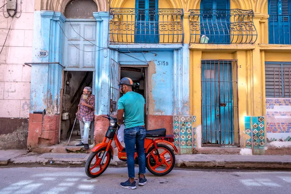 Kuba Havana Mar 2018 Místní Lidé Havana Parkování Staré Velmi — Stock fotografie