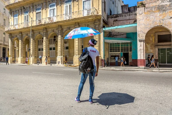 Куба Гавана 2018 Березня Самотня Жінка Чекає Автомобіль Вулиці Гавани — стокове фото