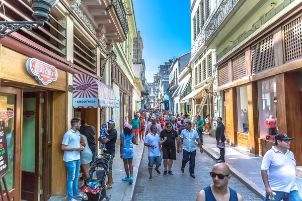 Kuba Havana März 2018 Touristen Spazieren Der Hauptstrasse Von Havana — Stockfoto