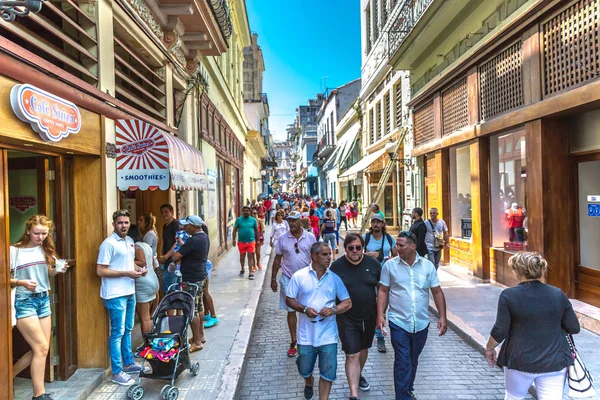 Cuba Habana Marzo 2018 Turistas Disfrutan Colorido Día Cielo Azul — Foto de Stock