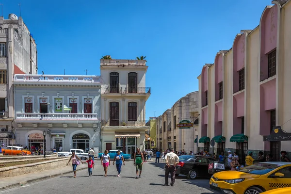 Cuba Havana Mar 2018 Toeristen Locals Wandelen Rond Oude Stad — Stockfoto