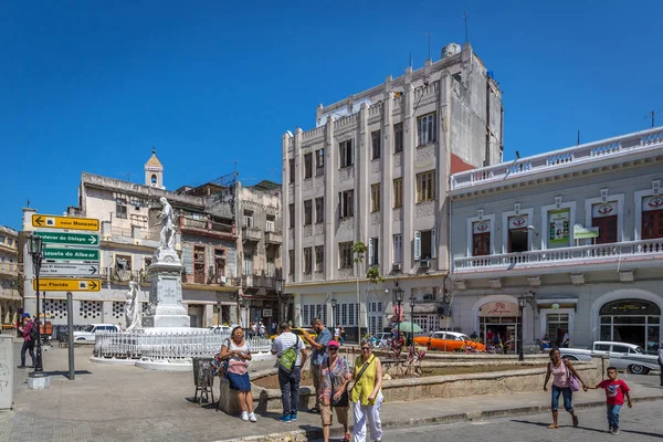 Cuba Havana Mar 9Th 2018 Tourists Locals Walking Old City — Stock Photo, Image