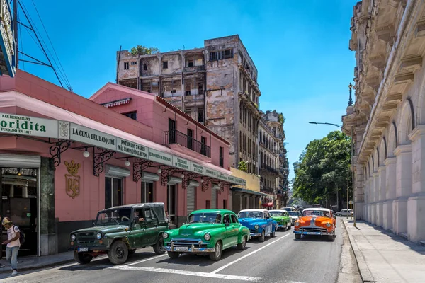 Havane Cuba Mars 2018 Trafic Vieilles Voitures Colorées Havane Vieja — Photo