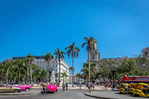 Havana Kuba März 2018 Der Hauptplatz Havanas Mit Bunten Autos — Stockfoto