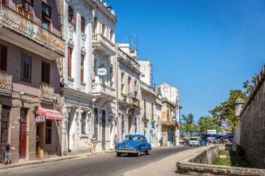 Havana, Küba - Mar 10 2018 - A mavi arabanın içinde eski sömürge bir mavi gökyüzü gün içinde sokak.