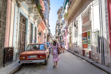 Havana, Küba'da Havana'nın eski bir sokakta yürürken Küba - Mar 10 2018 - genç kadın, turizm,