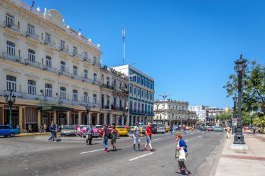 Havana, Küba - 11th Mart 2018 - yerel ve turistler, Havana şehir sokaklarında açık gökyüzü, Havana, Küba