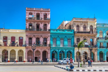 Havana, Küba - 11th Mart 2018 - renkli sokak dolu bir ev, koloni tarzı, mavi gökyüzü, Havana, Küba'da fotoğraf çekmek turist